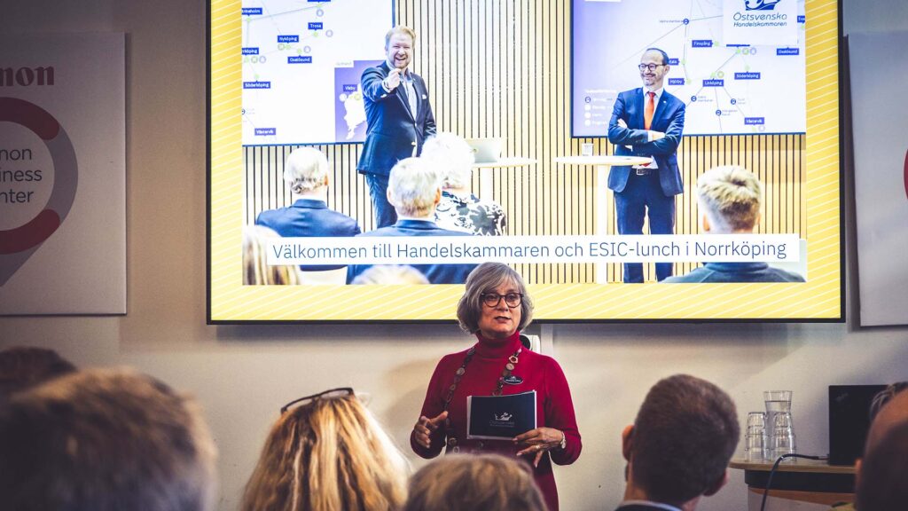 Projektledare Charlotta Elliot står och håller föredrag om Ostlänken i Norrköping framför publik