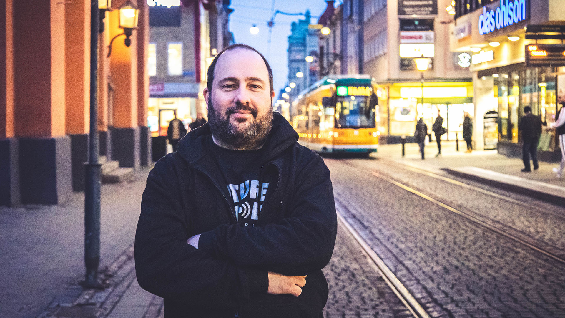 Bild på Peter Åstedt, Festival Director av Future Echoes som står på en gata i Norrköping.