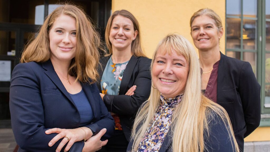 Bild på fyra tjejer som du kan boka konferensrum i Norrköping av.